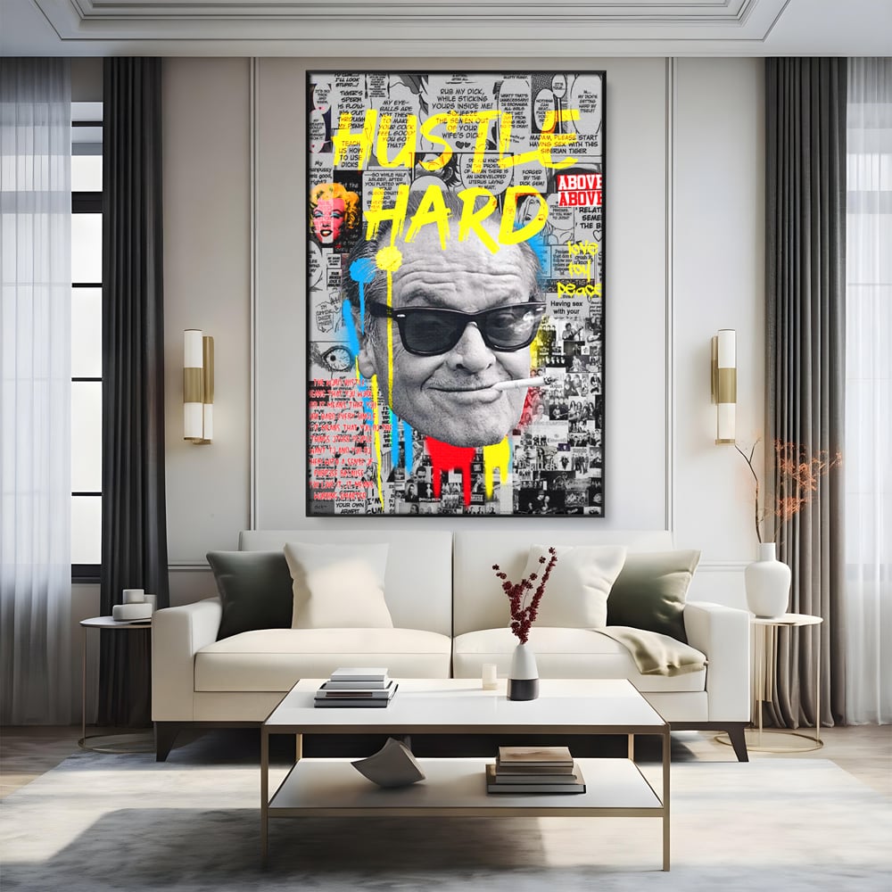 Tablou canvas cu tablou portret jack nicholson cu ochelari si tigara, in rama de aluminiu negru, pe perete intr-un living